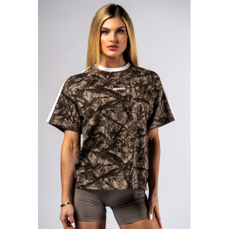 NEBBIA : ФУТБОЛКА Relaxed Tee POWER Black 894 "Light Brown Camo"